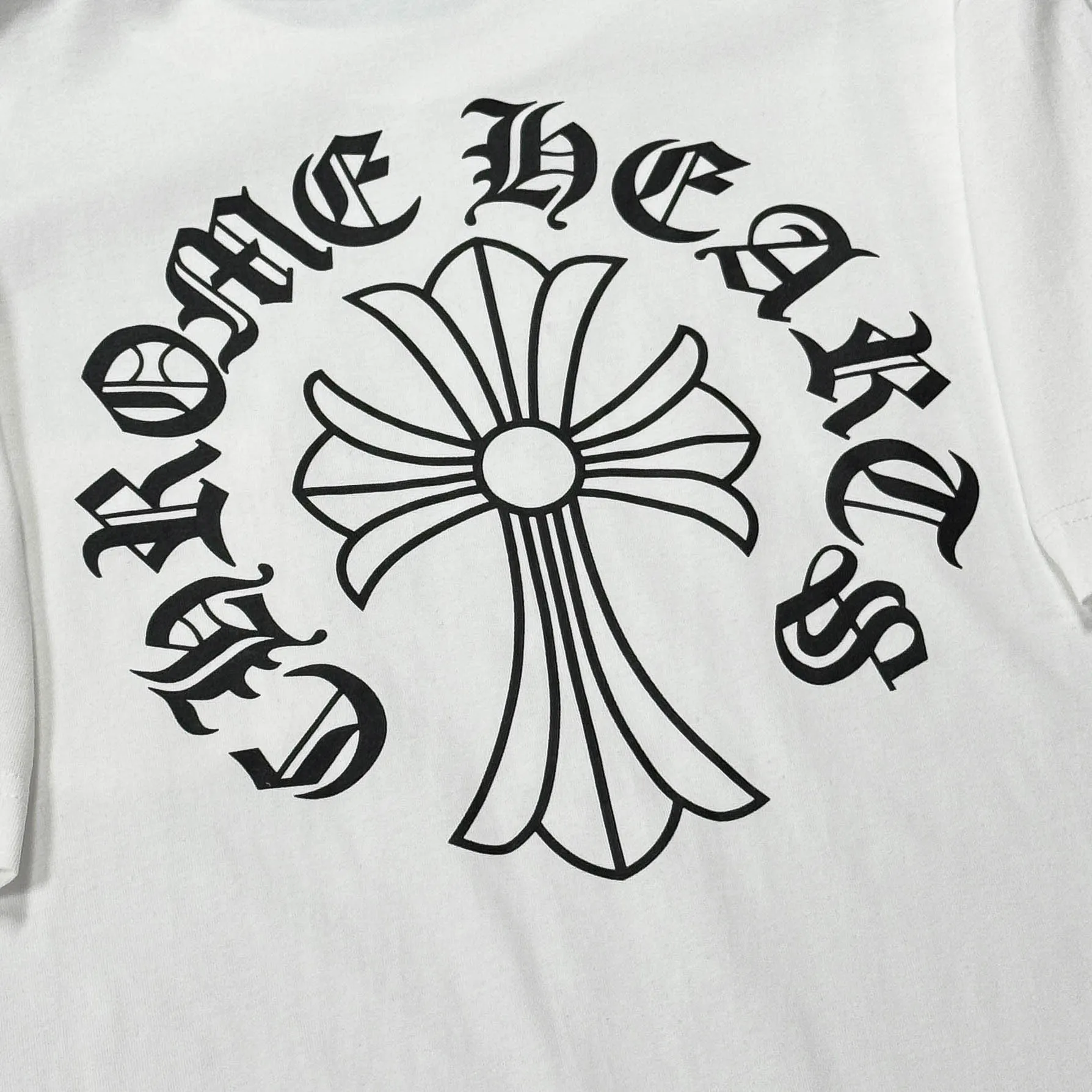 P170 Chrome Hearts 25 high-end versions. The fabric is made of 300 grams of high-density pure cotton. It does not deform or shrink. It has three labels. It is the same style for men and women. Technology: suede foaming + digital printing. Color: white, black. SIZE: S-XL.